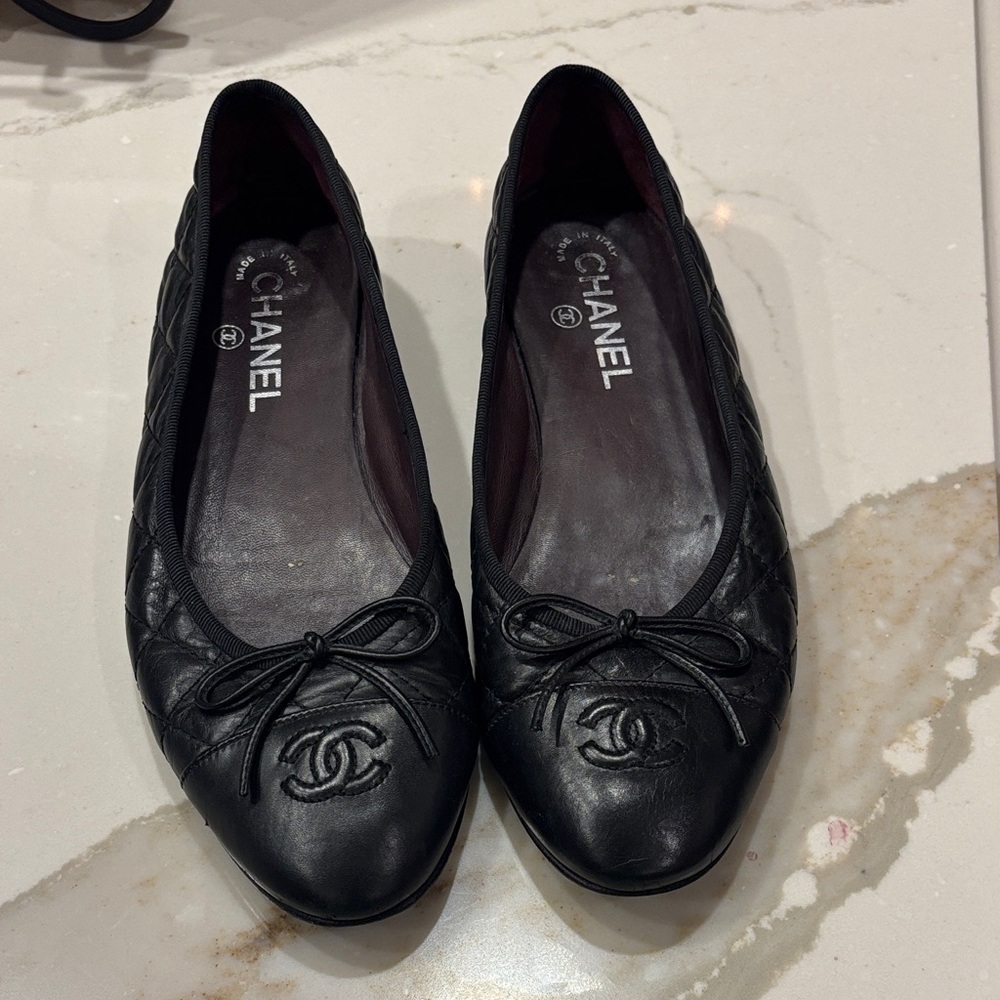 CHANEL Black Quilted Leather CC Logo Ballet Flats